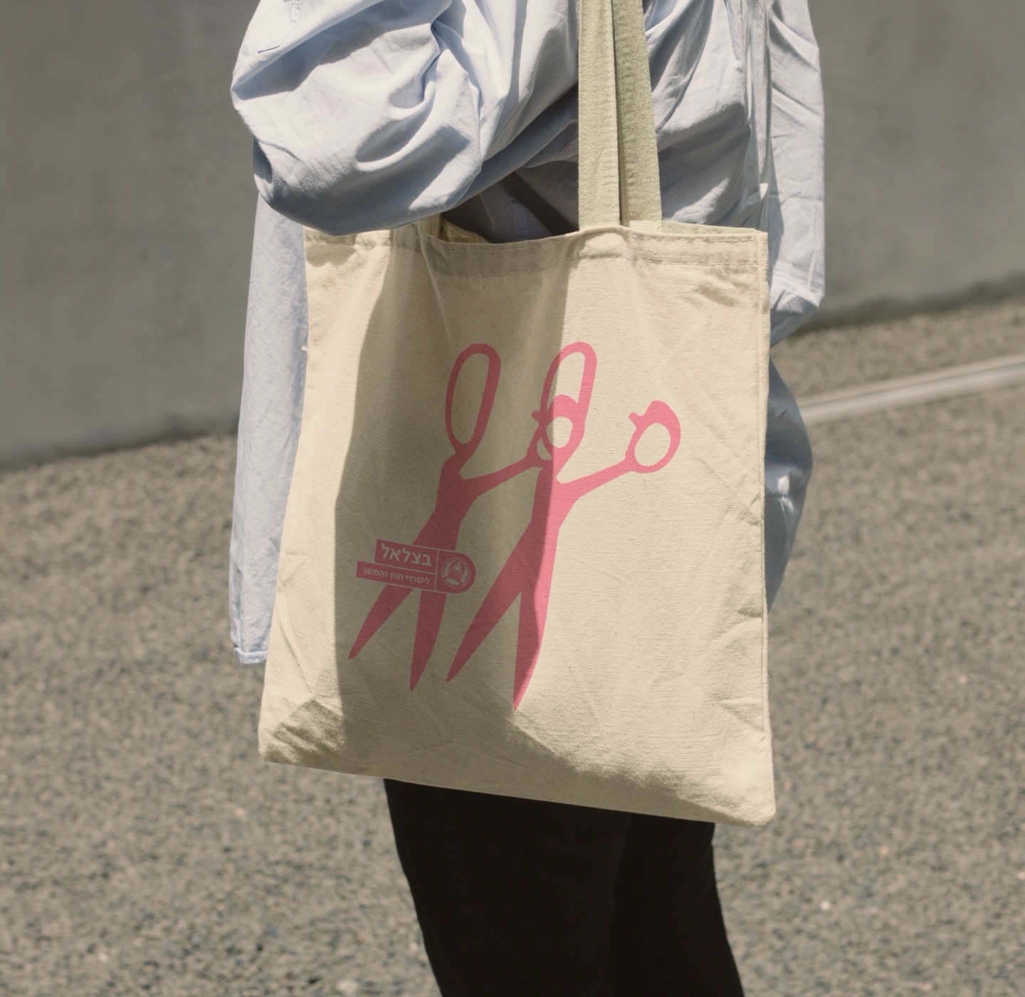 Tote bag with a pink scissors print