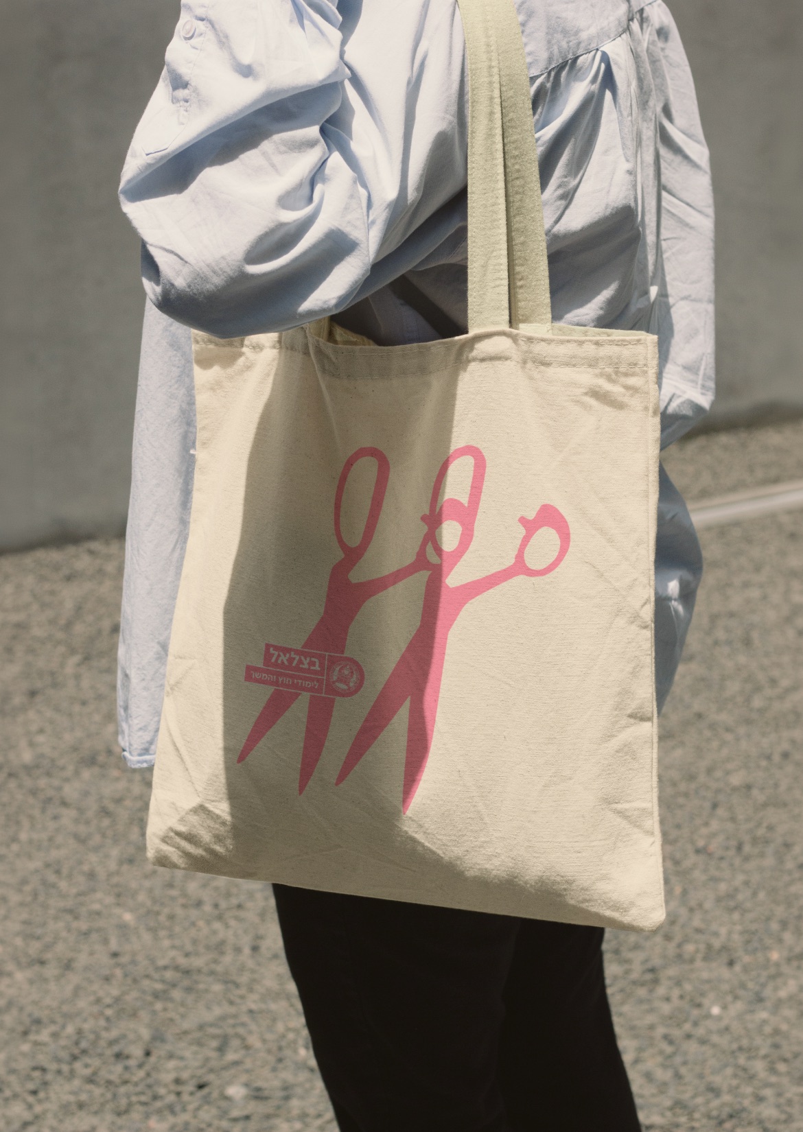 Tote bag with a pink scissors print