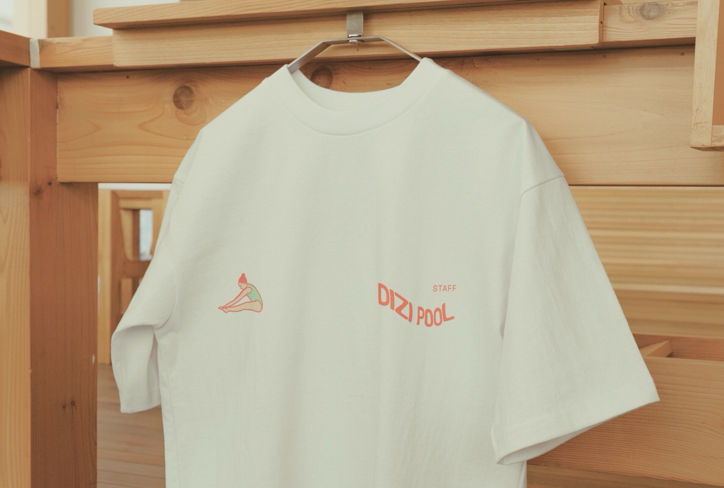 White staff T-shirt with the Dizi Pool logo
